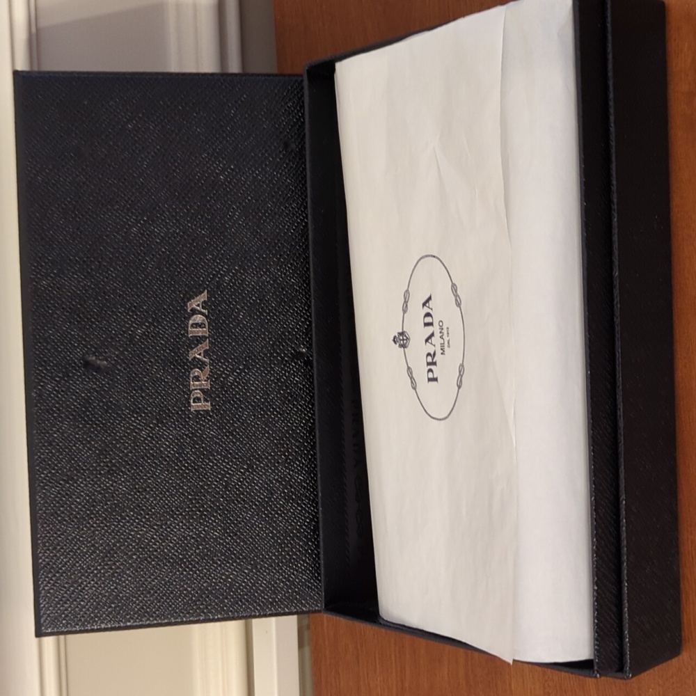 PRADA blue leather crossbody bag with gold chain. - Picture 7 of 8